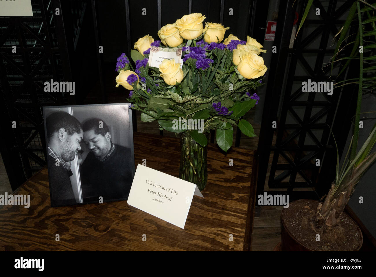 Tableau commémoratif funéraire pour la vie de Peter Bischoff avec photographie et de fleurs. St Paul Minnesota MN USA Banque D'Images