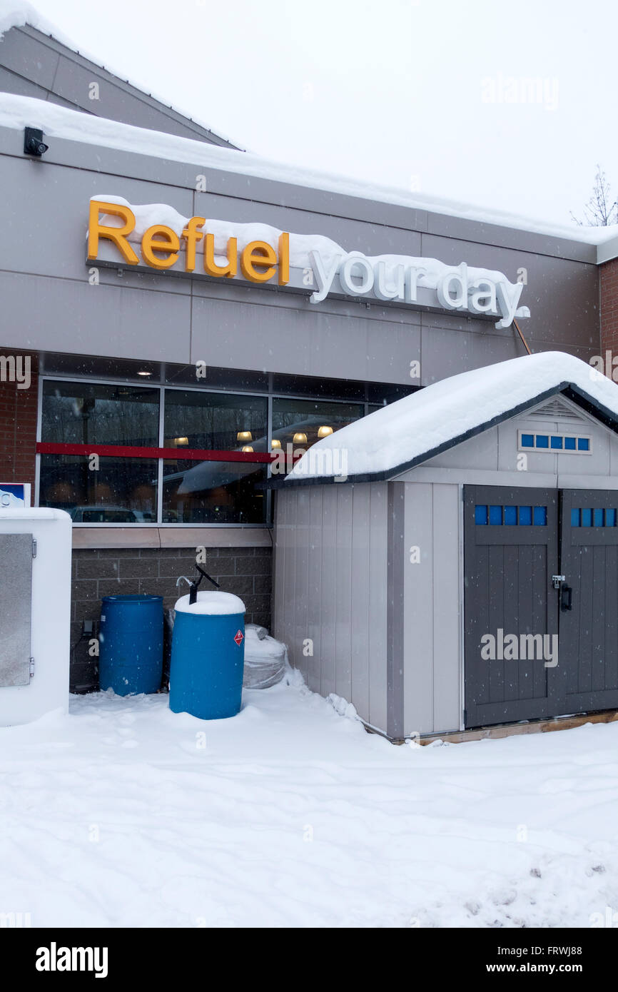 Faire le plein de votre journée, un message sur le côté de la station-service et un restaurant. Freeway 35 MN Minnesota USA Banque D'Images