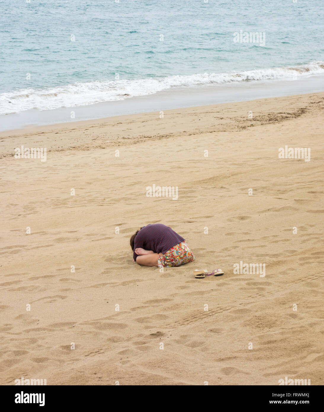 Woman meditating on beach Banque D'Images