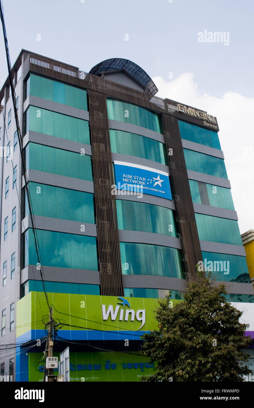 L'aile d'un immeuble de bureaux d'entreprise fait partie de l'landscapoe urbain à Phnom Penh, Cambodge. Banque D'Images