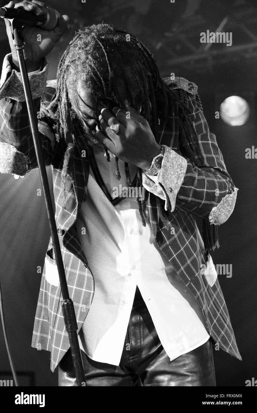 Black and White, image, Winston McAnuff, membre de Winston and Fixi, Womad 2015, Charlton Park, Wiltshire, Angleterre, Royaume-Uni, GB. Banque D'Images