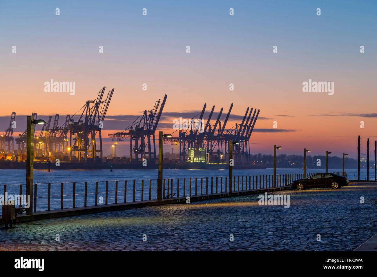 Terminal de fret dans le port de Hambourg Banque D'Images