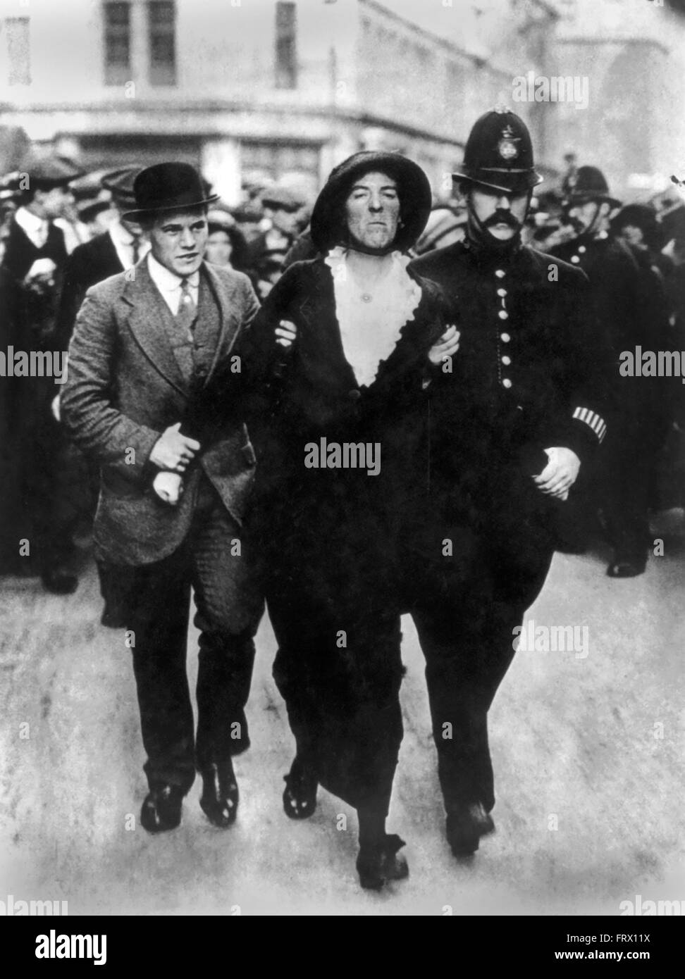 Les suffragettes, Londres. L'arrestation d'une suffragette de la Police à Londres en octobre 1913. Bain News Service. Banque D'Images