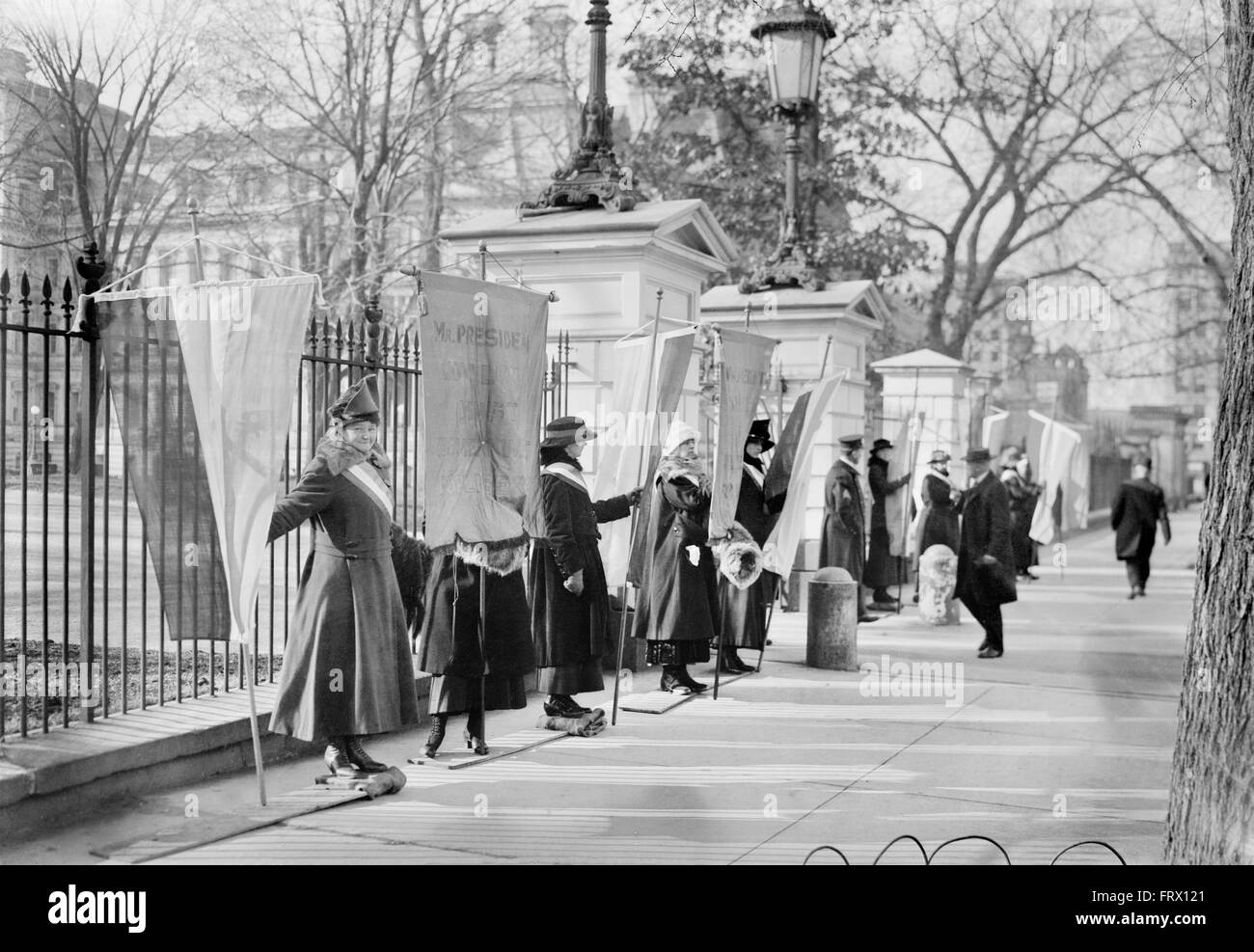 Les suffragettes qui protestaient devant la Maison Blanche, Washington DC, USA., c.1915-1920 Banque D'Images