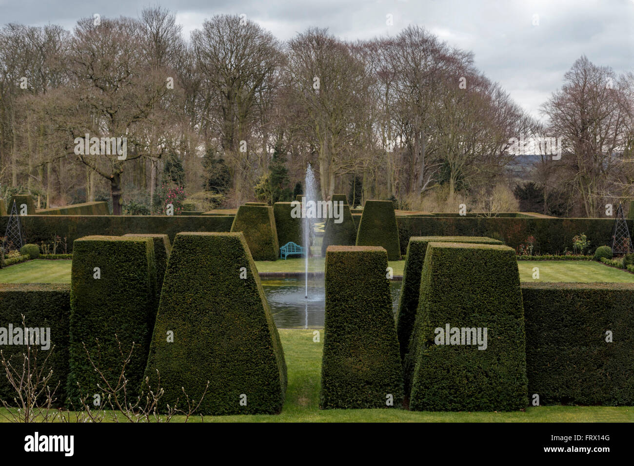 Vue sur la piscine dans le jardins à l'Italienne, une salle à Renishaw stately home, Eckington, dans le Derbyshire, Angleterre, Royaume-Uni. Banque D'Images