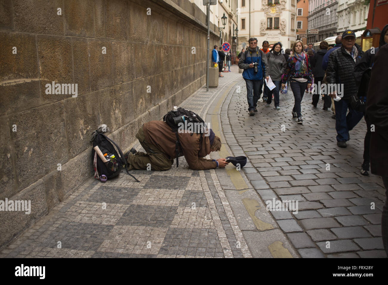Les sans-abri mendiant à l'ancienne rue de Prague Banque D'Images