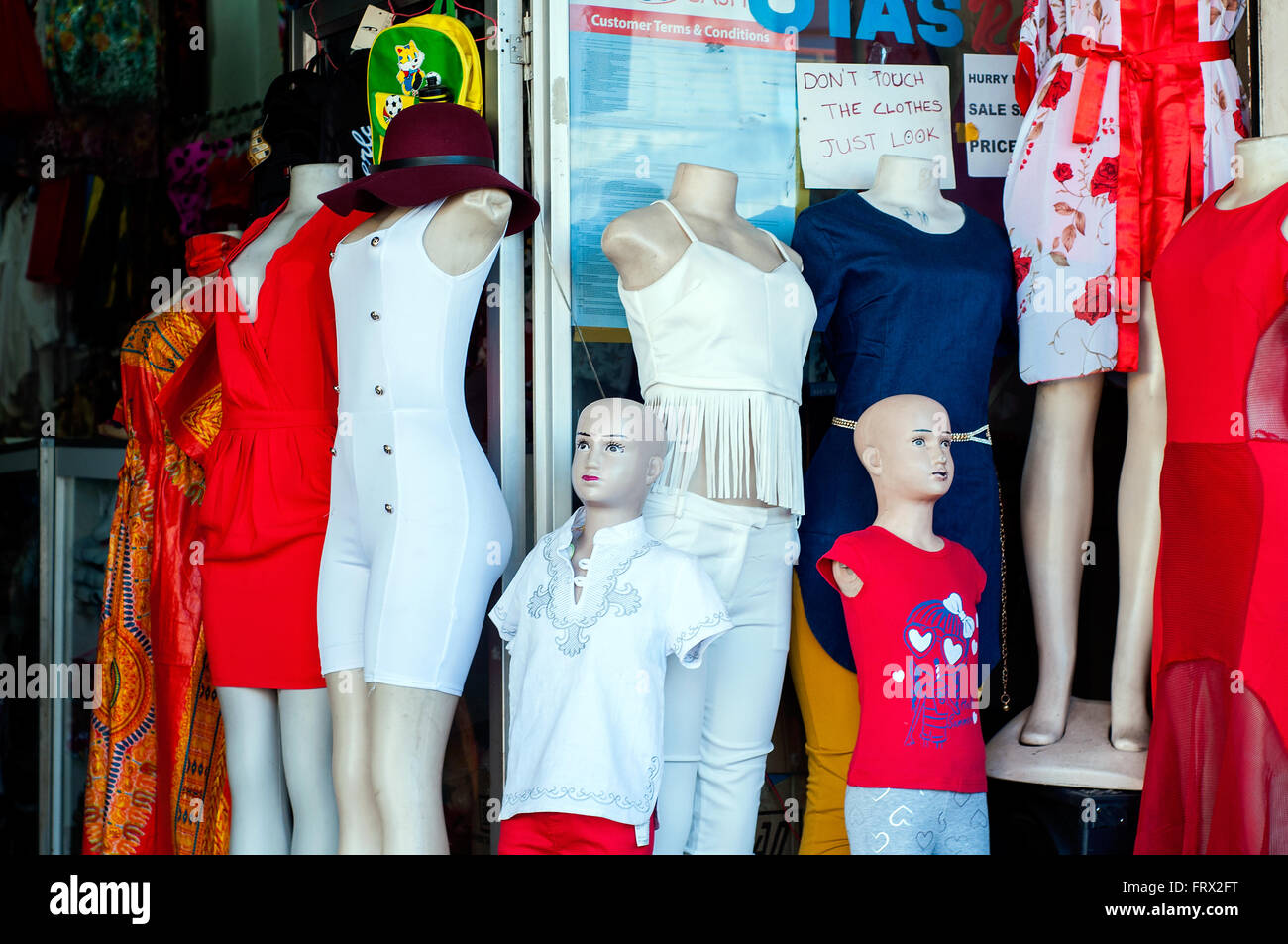 Boutique afficher en face de vitrine, CBD, Harare, Zimbabwe Banque D'Images