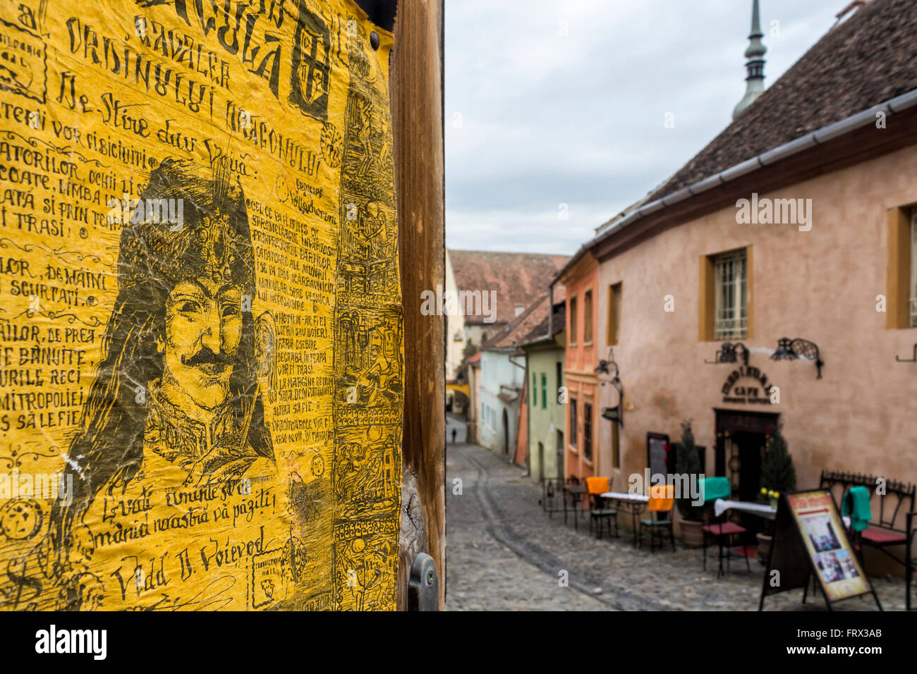Sighisoara, Roumanie - Mars 12, 2016 : Vlad Tepes portrait et un cobblestone alley à Sighisoara, Roumanie Banque D'Images