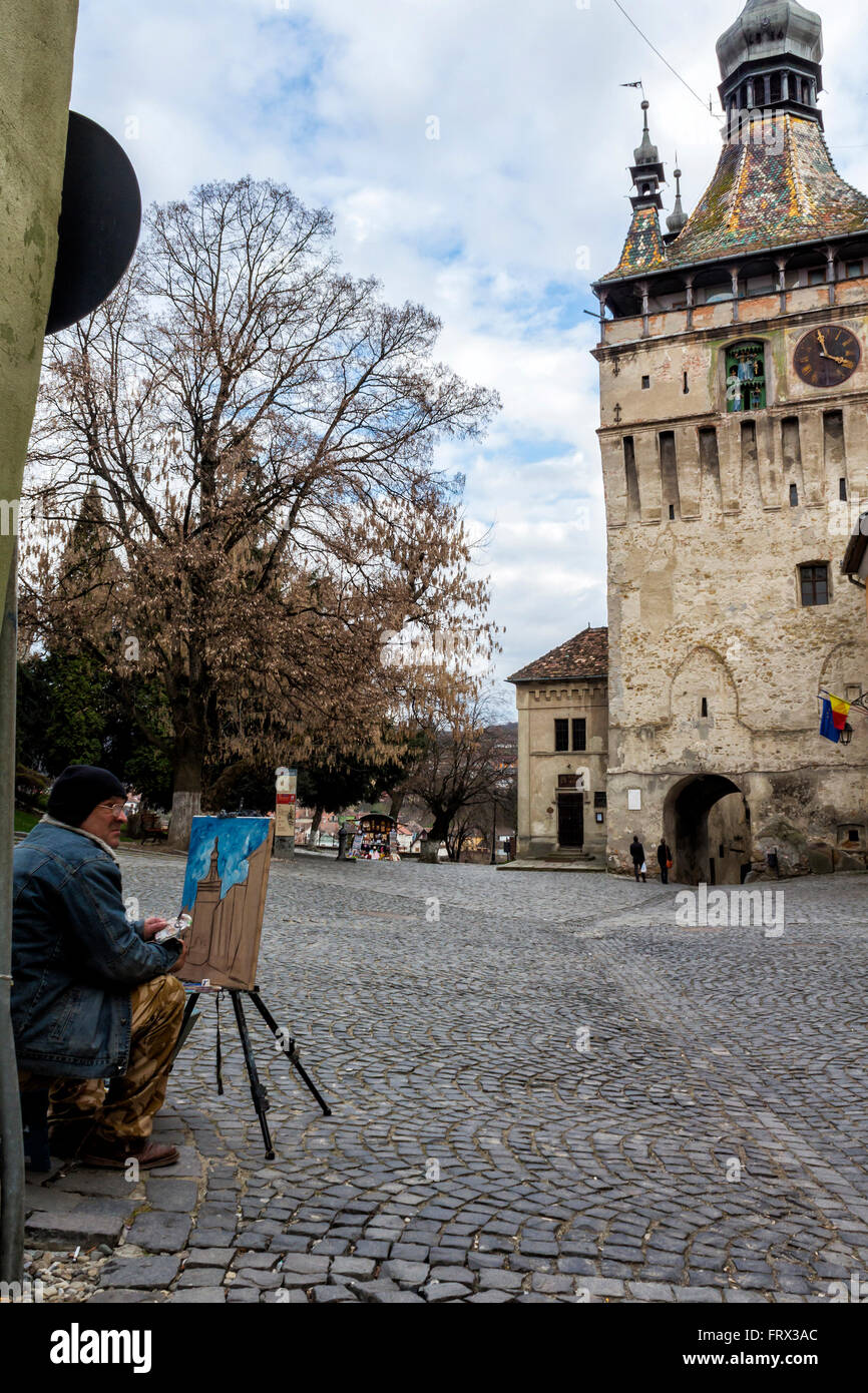 Sighisoara, Roumanie - 12 mars 2016 Artiste : la peinture de la tour de l'horloge à Sighisoara, Roumanie Banque D'Images