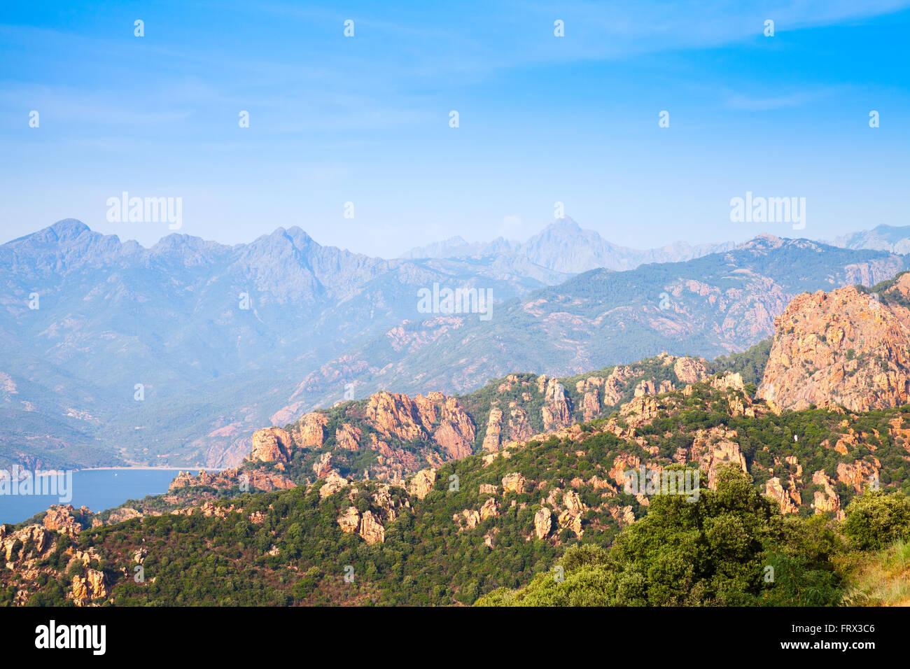 Paysage de montagnes côtières de la région de Piana, Corse du Sud, France Banque D'Images