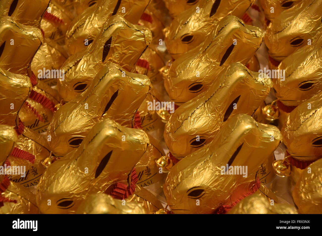 Lapins de Pâques d'or Banque D'Images