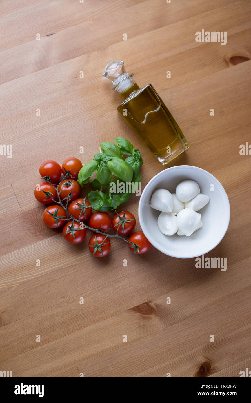 L'Italie sur une assiette. Les meilleurs ingrédients : Basilic, mozzarella et tomates cerises, représentant également les couleurs du drapeau de l'Italie. Banque D'Images