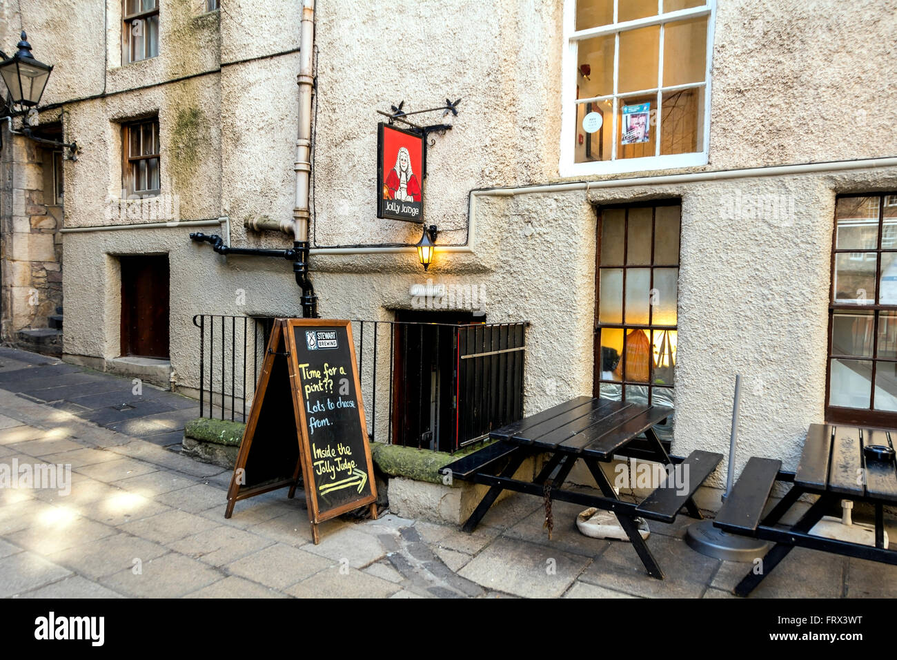 L'entrée de la célèbre 'Jolly' pub dans James' cour dans la vieille ville d'Édimbourg. Banque D'Images