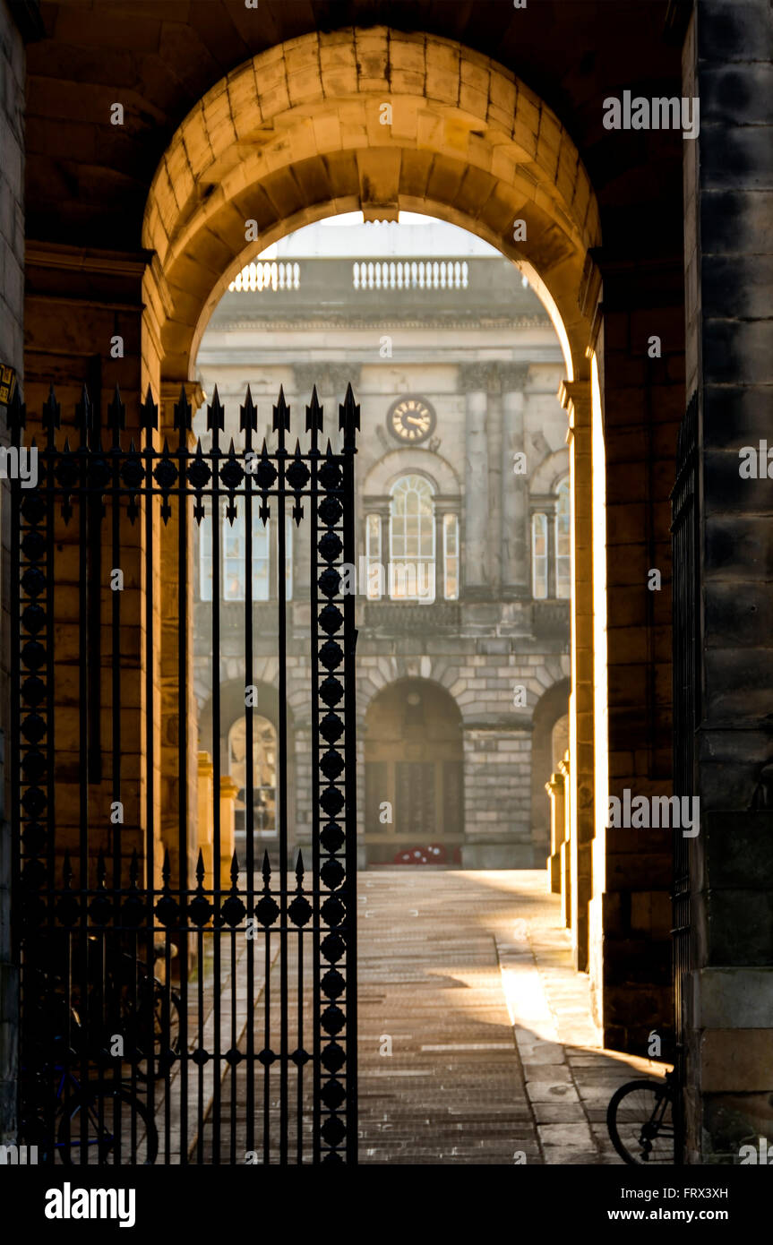 L'entrée de l'Université d'Édimbourg Quad's Old College, avec le monument aux morts dans un arrière-plan. Banque D'Images