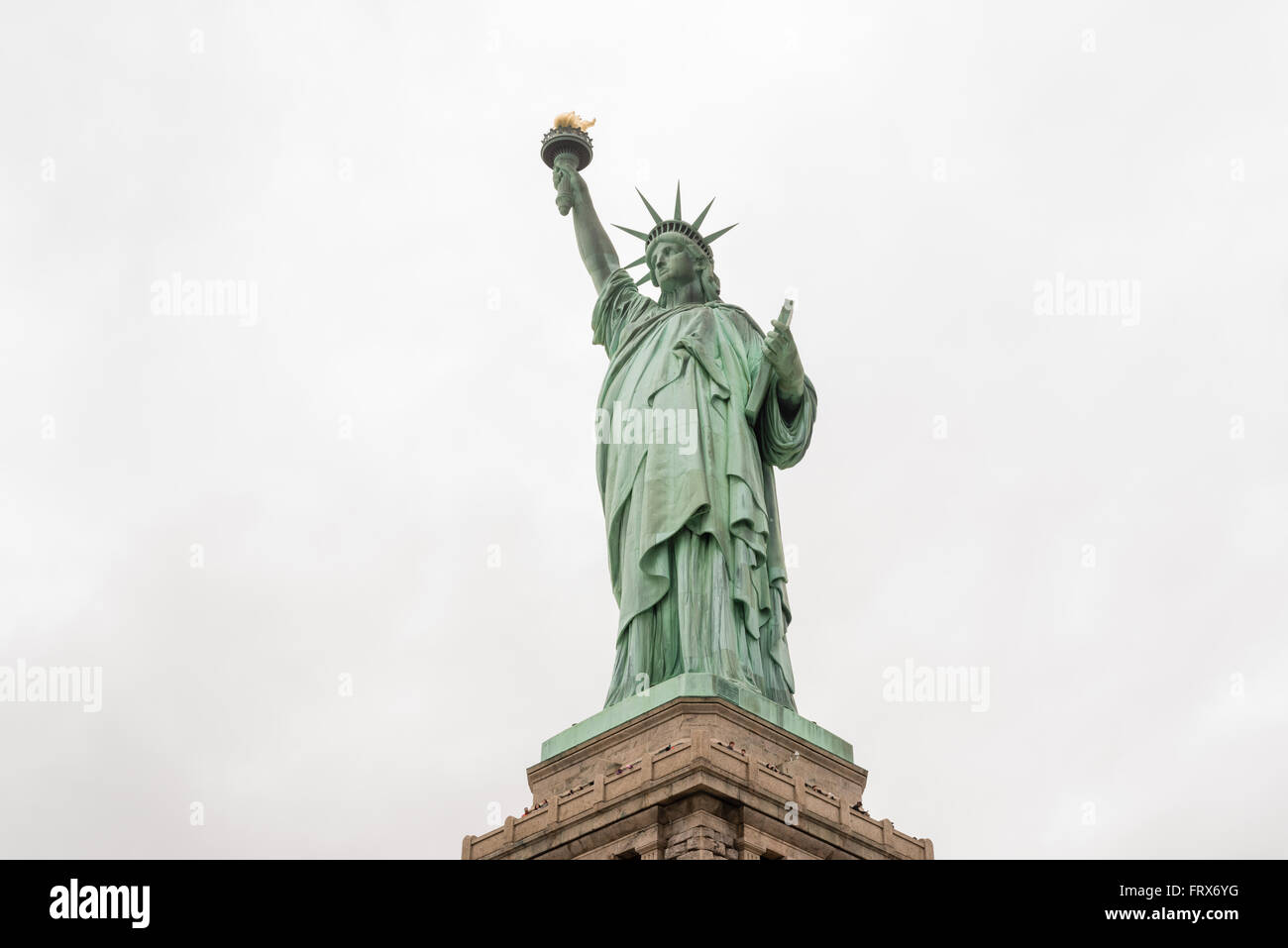Statue de la liberté par jour nuageux Banque D'Images