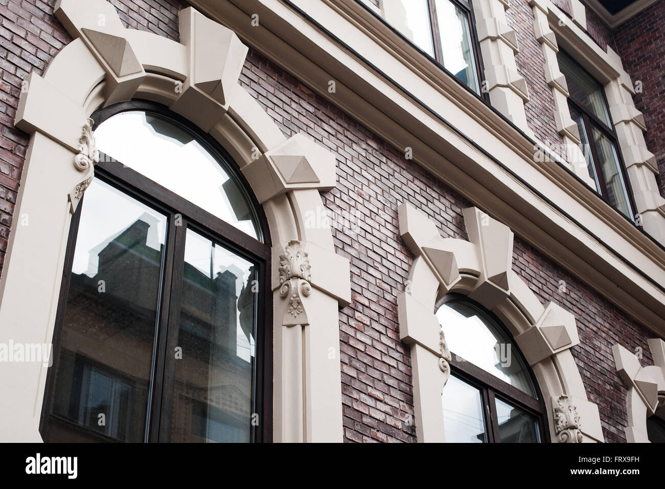 Windows dans un vieux bâtiment architectural Banque D'Images