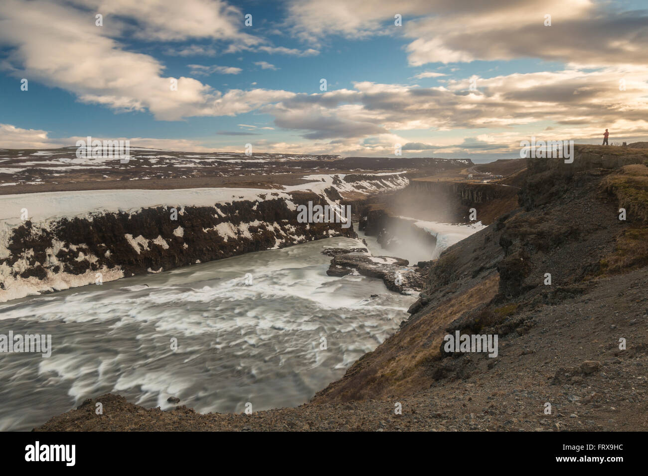 Gullfoss est l'une des attractions de touristes les plus populaires en Islande. La large Hvítá se précipite vers le sud. Environ un kilomètre au-dessus de la Banque D'Images