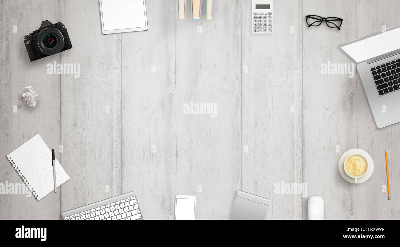 Bureau de travail avec espace libre pour le texte entouré avec beaucoup d'accessoires de bureau. Il y a un ordinateur portable, tablette, téléphone, appareil photo, casque, Banque D'Images
