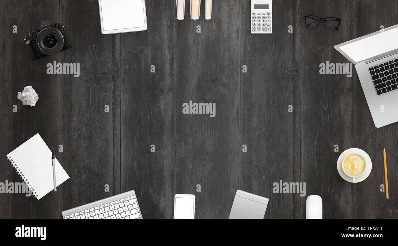 Bureau de travail avec espace libre pour le texte entouré avec beaucoup d'accessoires de bureau. Il y a un ordinateur portable, tablette, téléphone, appareil photo, casque, Banque D'Images