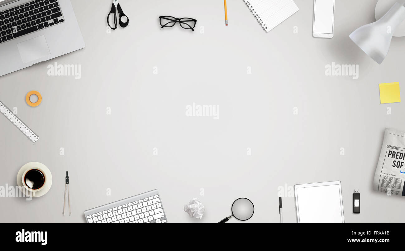 Bureau de travail avec espace libre pour le texte entouré avec beaucoup d'accessoires de bureau. Il y a un ordinateur portable, tablette, téléphone, appareil photo, casque, Banque D'Images