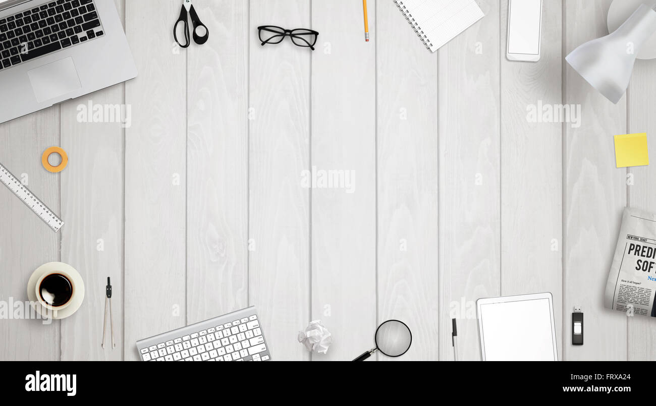 Bureau de travail avec espace libre pour le texte entouré avec beaucoup d'accessoires de bureau. Il y a un ordinateur portable, tablette, téléphone, appareil photo, casque, Banque D'Images