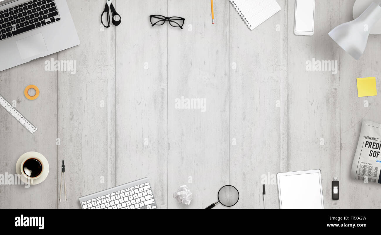 Bureau de travail avec espace libre pour le texte entouré avec beaucoup d'accessoires de bureau. Il y a un ordinateur portable, tablette, téléphone, appareil photo, casque, Banque D'Images