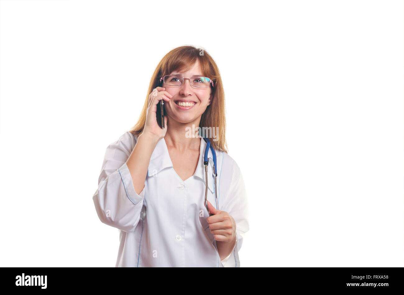 La femme le médecin parle par téléphone Banque D'Images