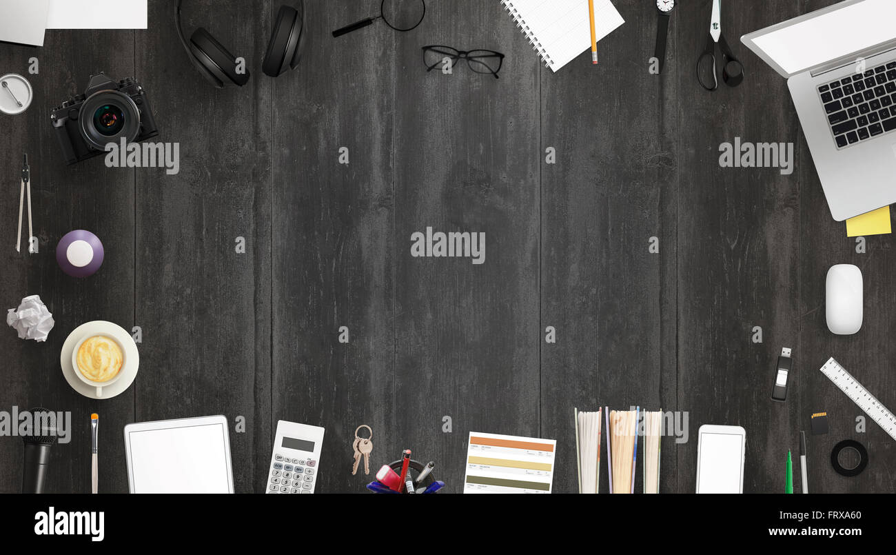Bureau de travail avec espace libre pour le texte entouré avec beaucoup d'accessoires de bureau. Il y a un ordinateur portable, tablette, téléphone, appareil photo, casque, Banque D'Images