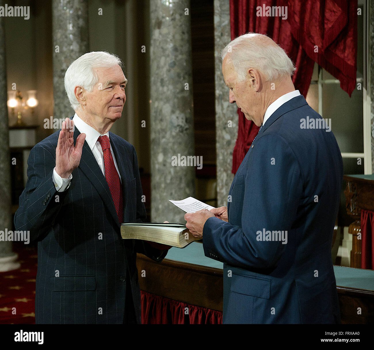 Washington DC., USA, 6 janvier 2015 jour de l'ouverture du 114e congrès. Le sénateur Thad Cochran est assermenté par le vice-président Joseph Biden. Credit : Mark Reinstein Banque D'Images