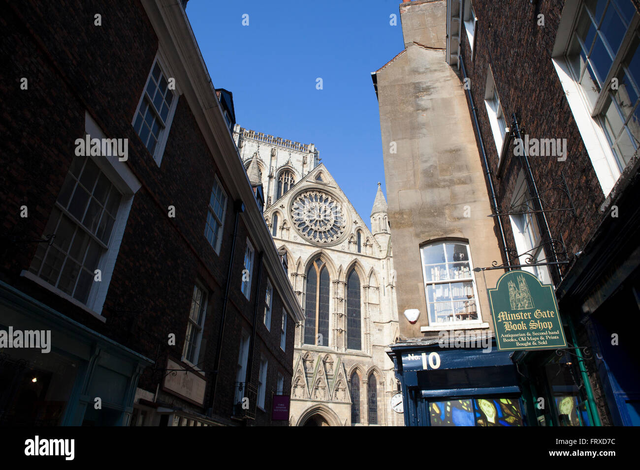 Les tours de la cathédrale de York (cathédrale) vue à travers les rues des villes. Banque D'Images