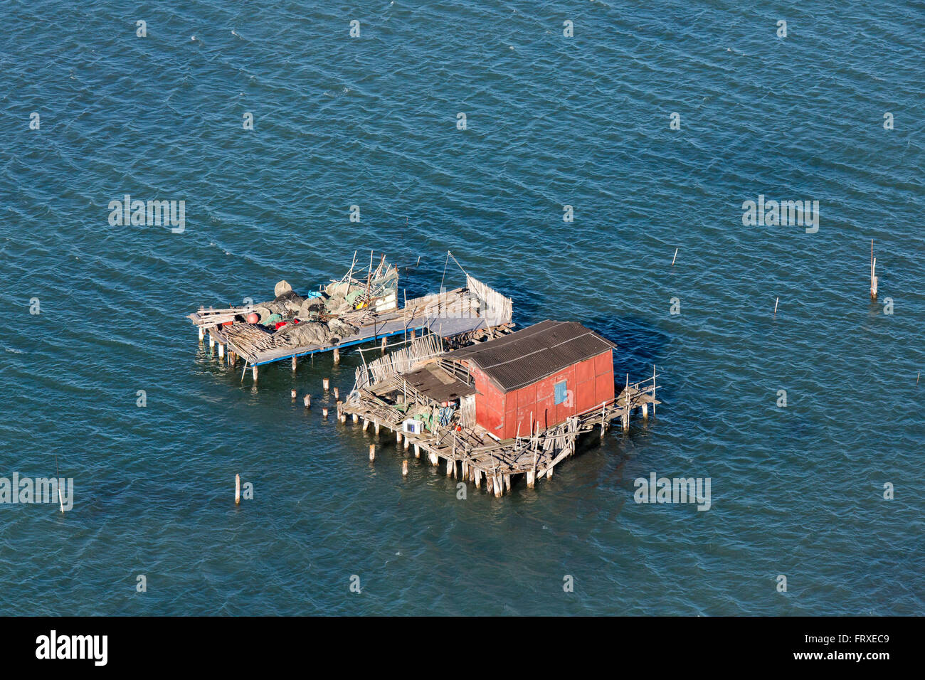 Vue aérienne des îles de la lagune vénitienne, cabanes de pêcheurs sur pilotis, Pellestrina, Mer Méditerranée, Veneto, Italie Banque D'Images
