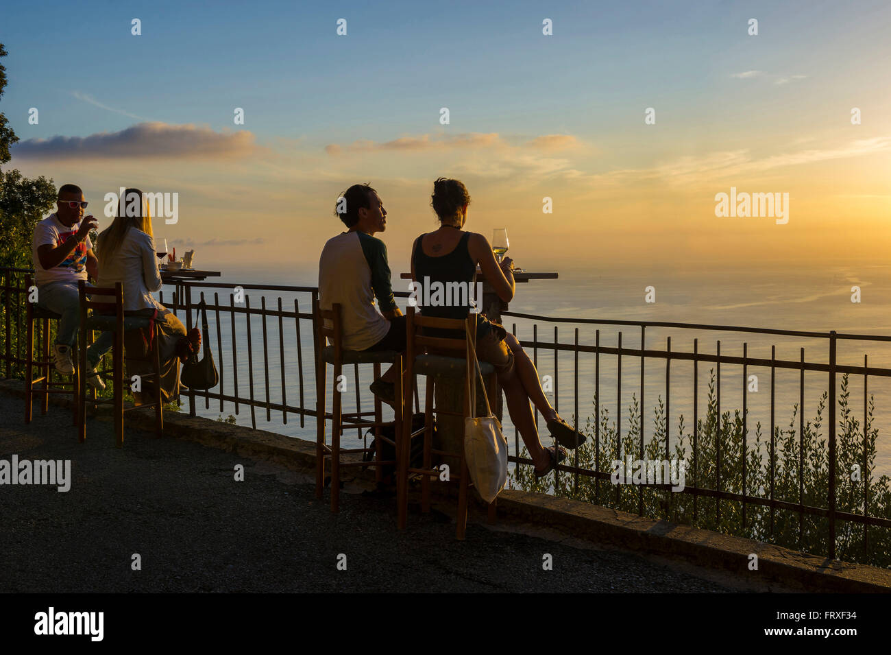 Des couples dans un bar, San Rocco, Camogli, province de Naples, Riviera Italienne, Liguria, Italia Banque D'Images