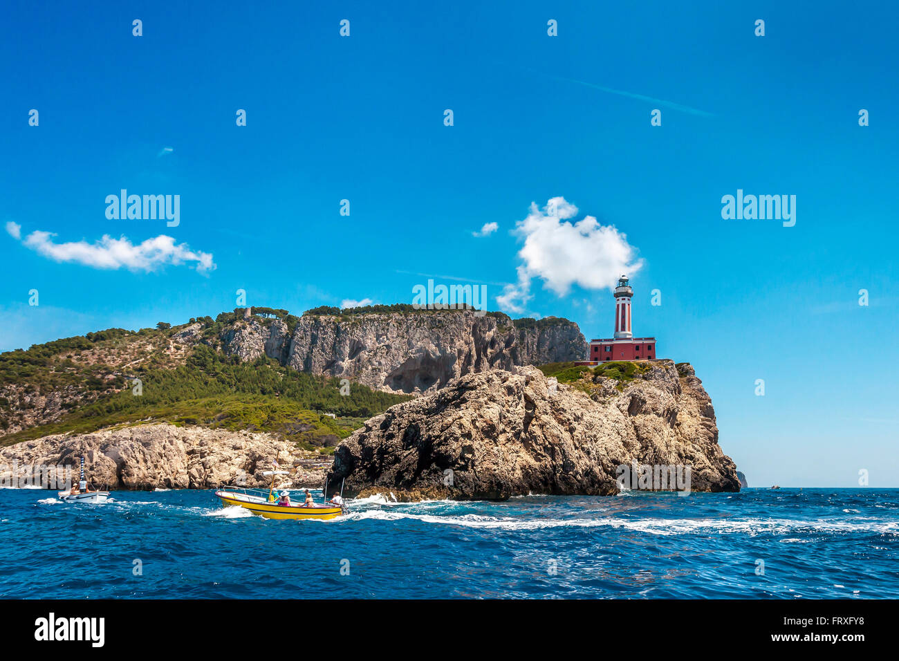 Bateau près de Phare, Capri, Baie de Naples, Campanie, Italie Banque D'Images
