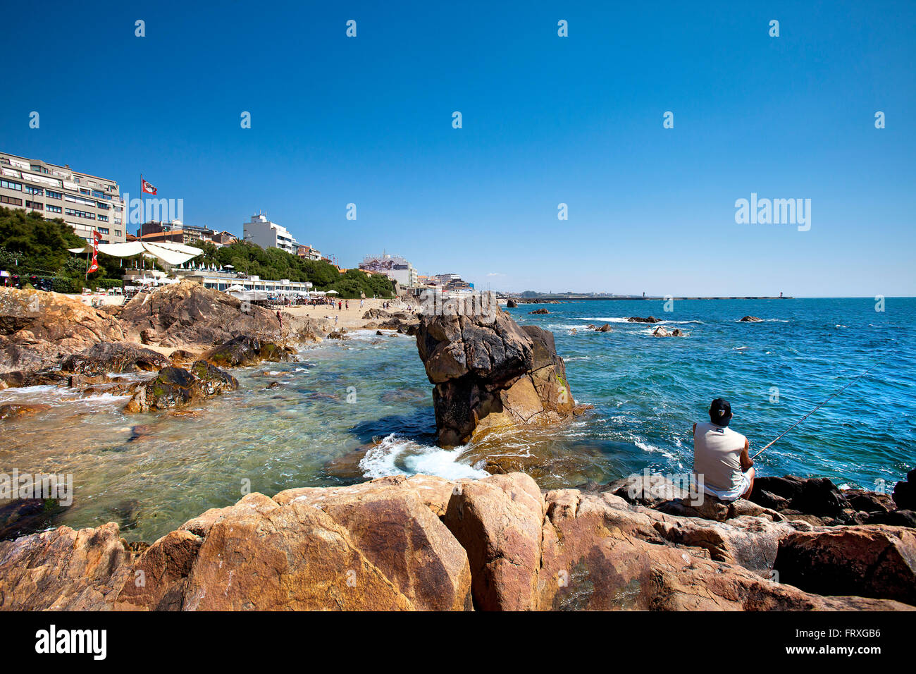 Pêche à l'homme sur des rochers, plage de la ville, Porto, Portugal Banque D'Images