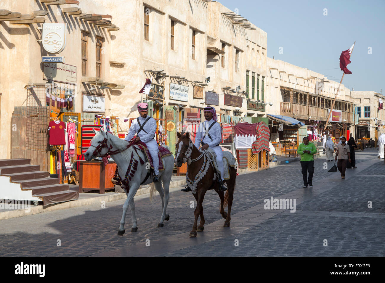 Les agents de police à cheval patrouille à Souq Waqif, Doha, Qatar Banque D'Images
