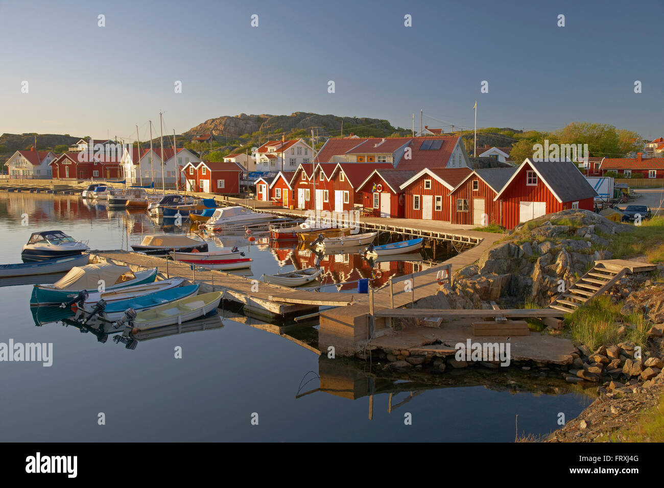 Des bateaux et des maisons d'amorçage dans le port, l'Île Tjoern Bleket, Province de Bohuslaen, côte ouest, la Suède, Europe Banque D'Images