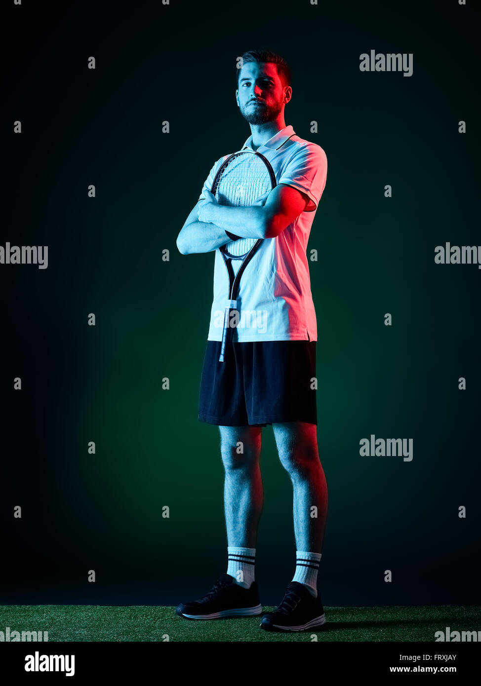 Portrait d'un joueur de tennis man studio isolé sur fond noir Banque D'Images