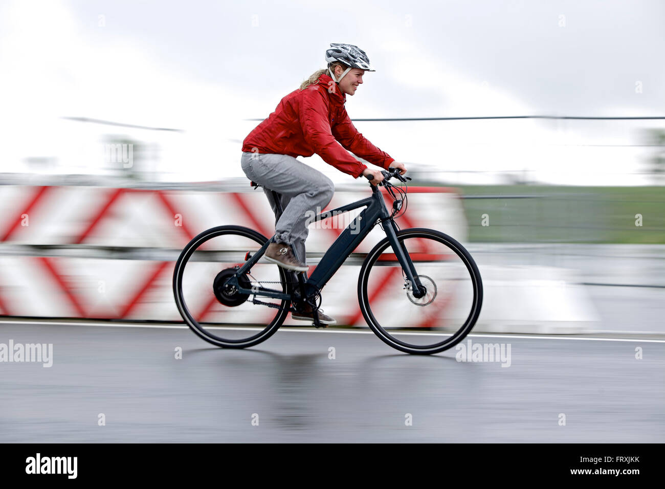 Femme équitation un vélo électrique sur une piste d'essai, Tanna, Thuringe, Allemagne Banque D'Images