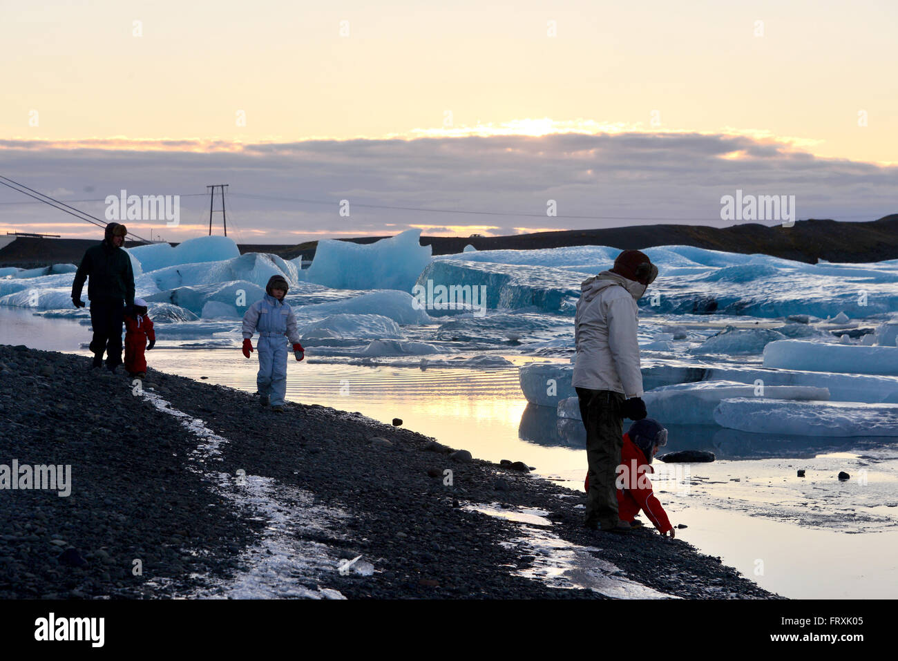 Famille à la Jokulsa lagon glacier Vatnajokull en parc national, le sud de l'Islande, Islande Banque D'Images