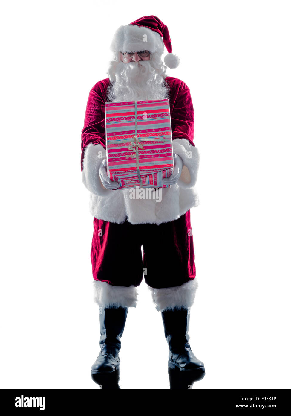 Un père noël man holding de donner des cadeaux d'ossature isolé sur fond blanc Banque D'Images