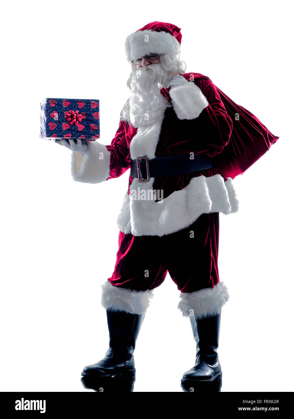 Un père noël man holding de donner des cadeaux d'ossature isolé sur fond blanc Banque D'Images