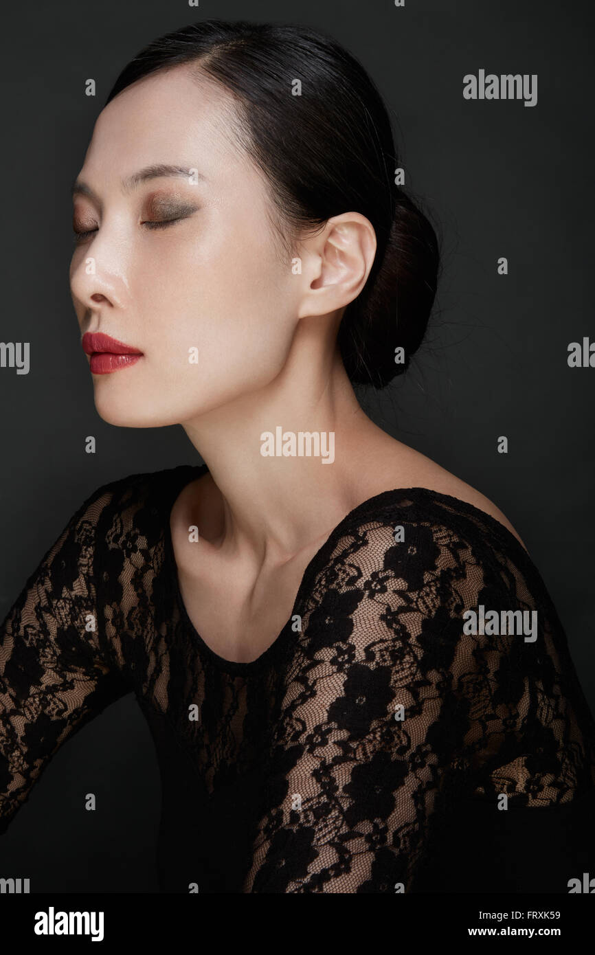 Belle asiatique femme beauté faire plan, les yeux fermés Banque D'Images