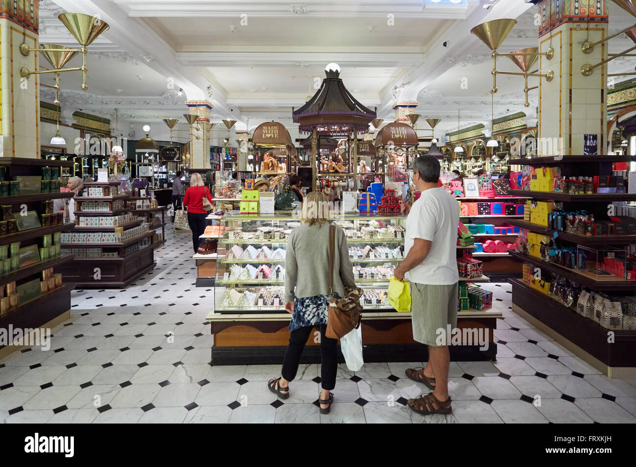 L'intérieur du magasin Harrods, bonbons et sucreries salon à Londres Banque D'Images