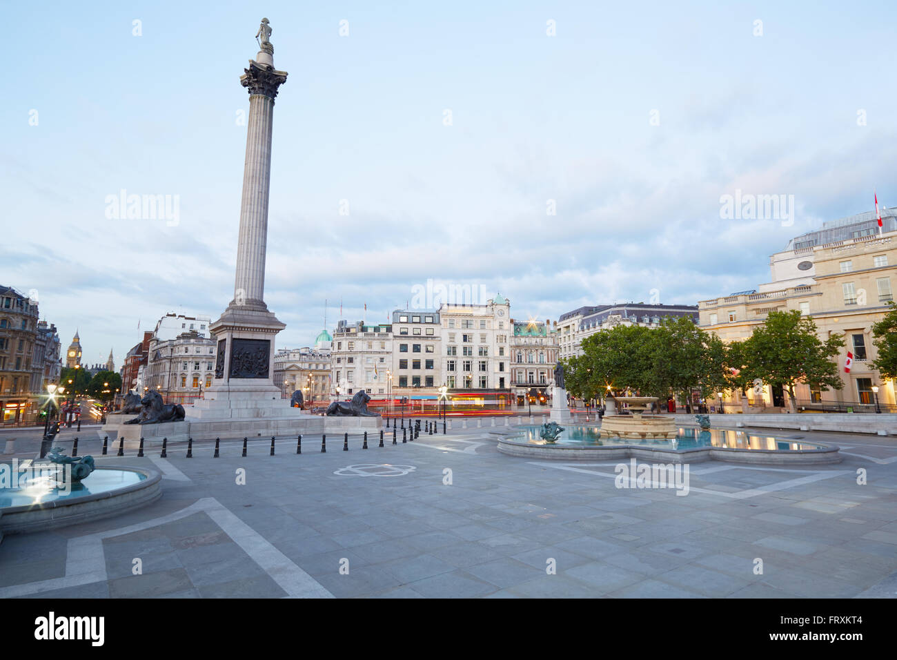 Trafalgar square vide, tôt le matin à Londres Banque D'Images