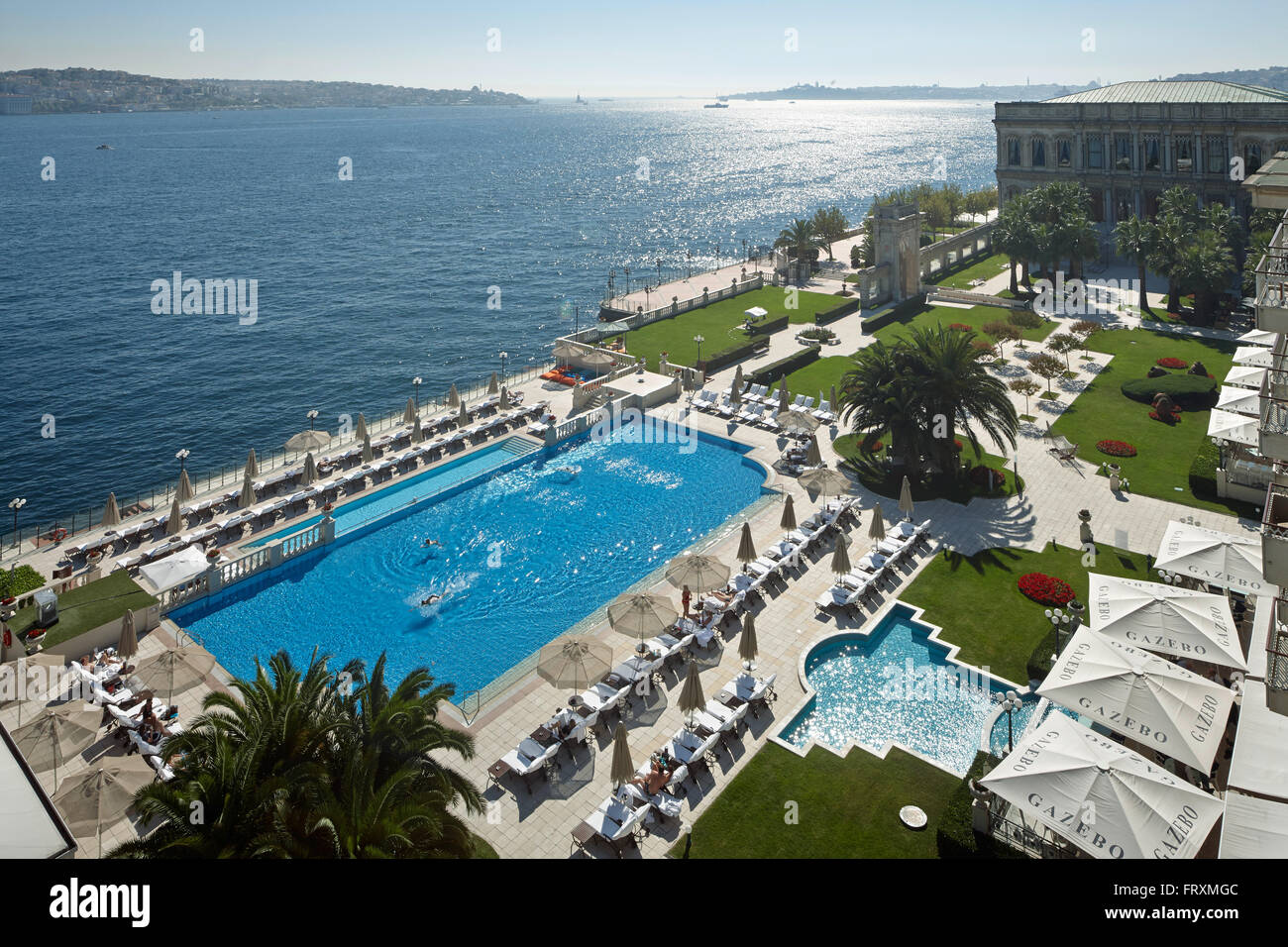 Vue sur un complexe hôtel avec piscine dans le Bosphore, le Ciragan Palace, Istanbul, Turquie Banque D'Images