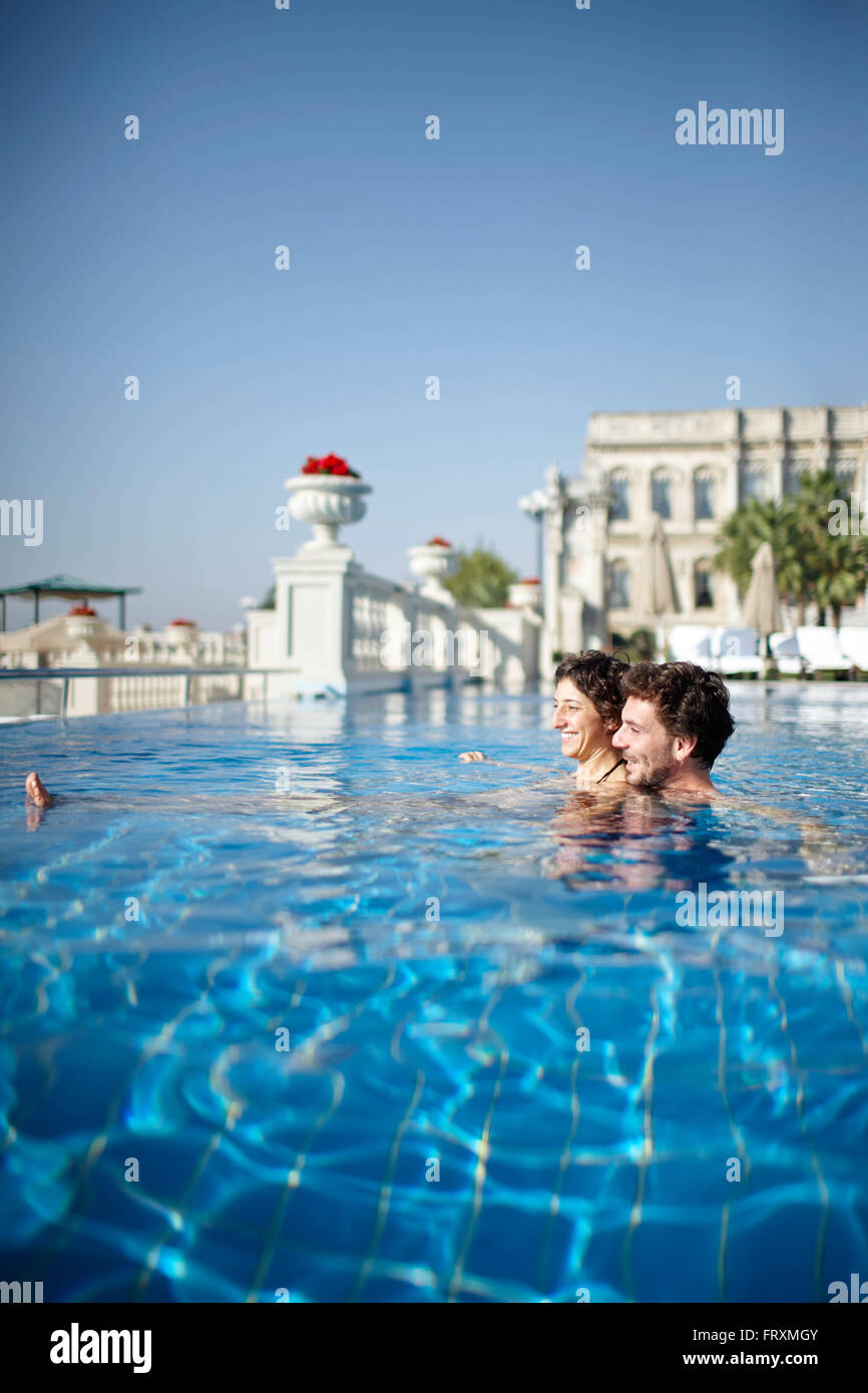 Couple dans une piscine de l'hôtel, Istanbul, Turquie Banque D'Images