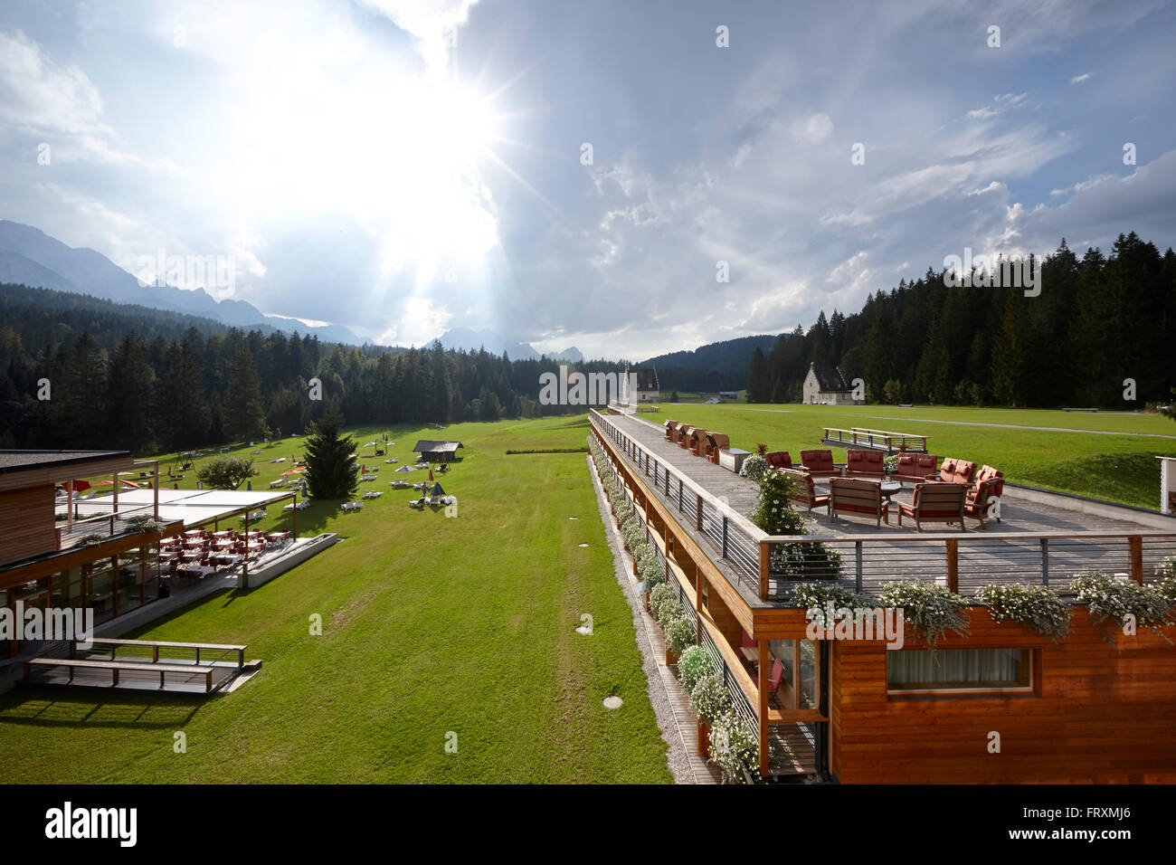 Voir plus d'un complexe hôtelier avec baignoire, Klais, Krun, Haute-Bavière, Allemagne Banque D'Images