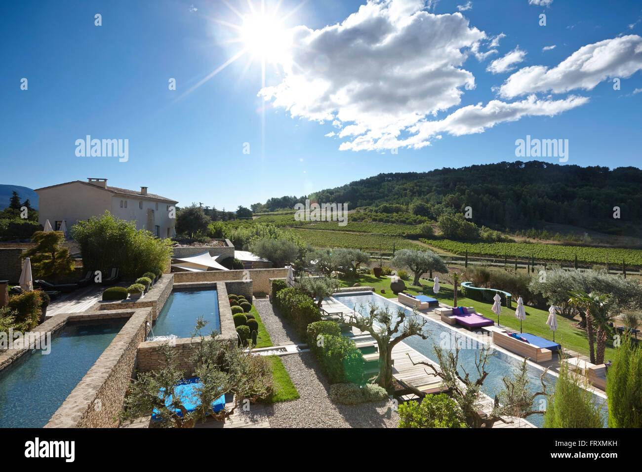 Hôtel complexe avec piscines et terrasses, Saint-Saturnin-les-Apt, Provence, France Banque D'Images