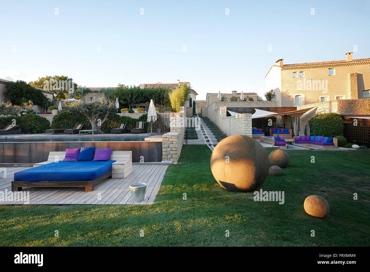 Salon-terrasse avec transats à la piscine de l'hôtel, Saint-Saturnin-les-Apt, Provence, France Banque D'Images