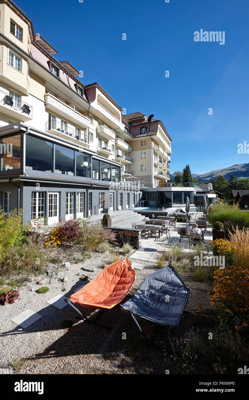 Tourné à l'extérieur d'un hôtel avec jardin, Adelboden, Canton de Berne, Suisse Banque D'Images